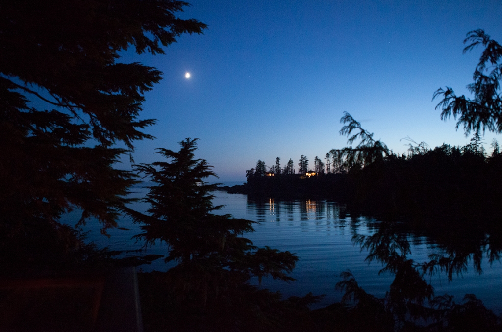 Moonset, Reef Point, Ucluelet, British Columbia, Canada