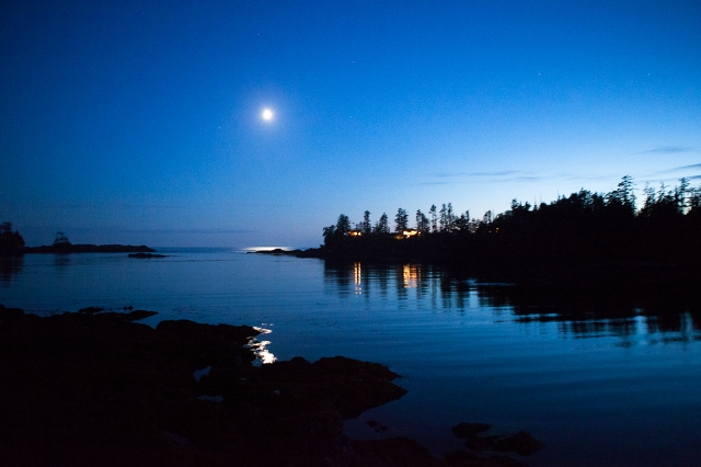 Moonset, Reef Point, Ucluelet, British Columbia, Canada